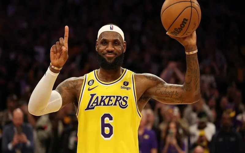 lebron james hanh trinh tro thanh bieu tuong bong ro the gioi